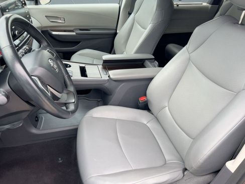 Used 2024 Toyota Sienna XLE image 24