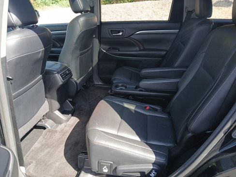 Used 2018 Toyota Highlander Limited Platinum image 12