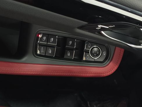 Used 2025 Porsche Macan image 21