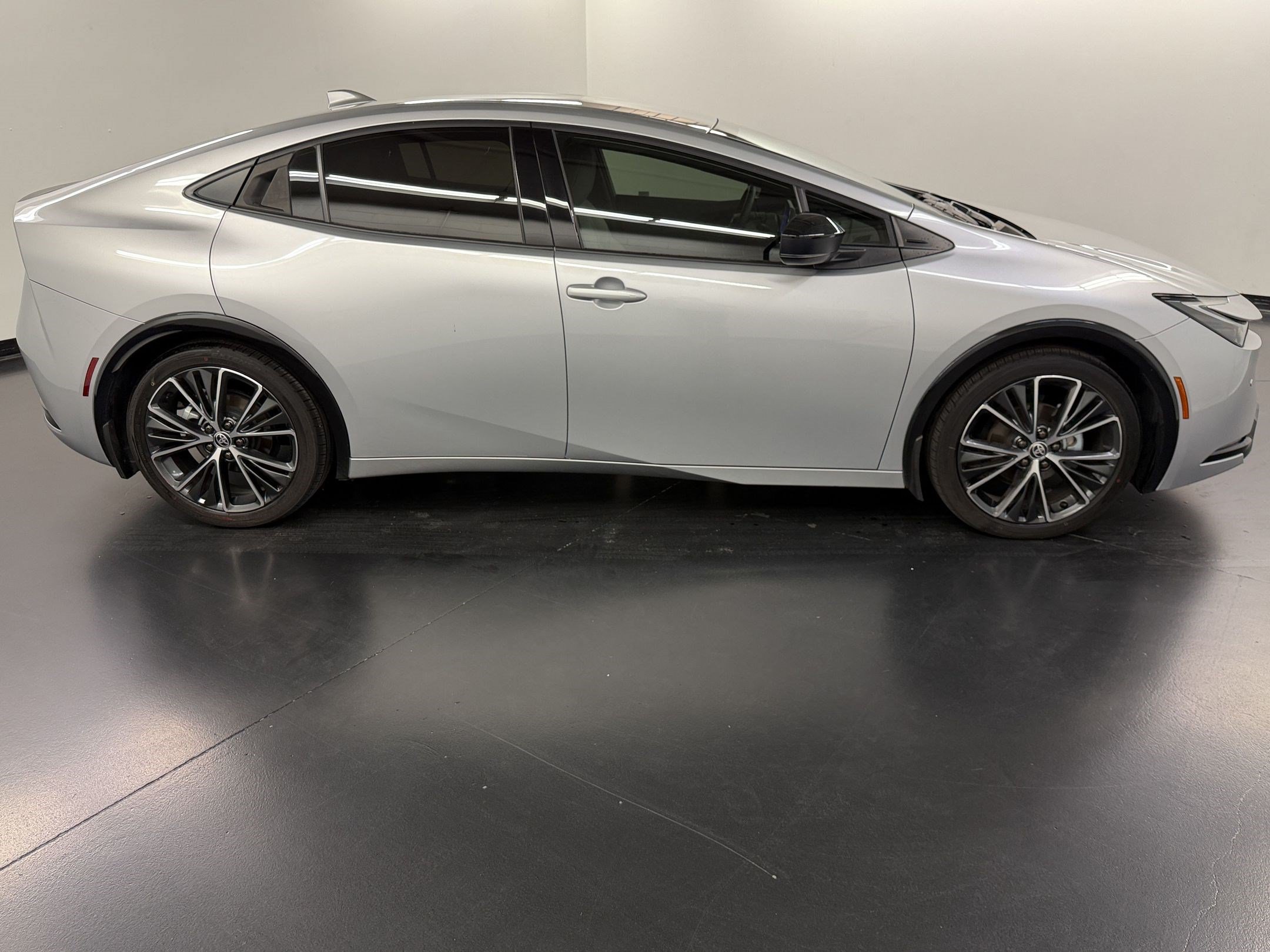 Used 2024 Toyota Prius XLE FWD image 8