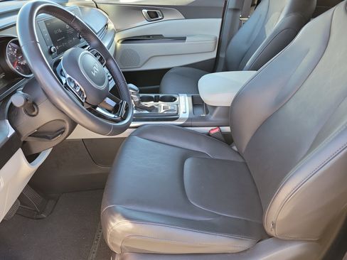 Used 2023 Kia Carnival LX image 3