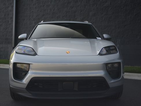 Certified 2025 Porsche Macan 4 Electric image 10