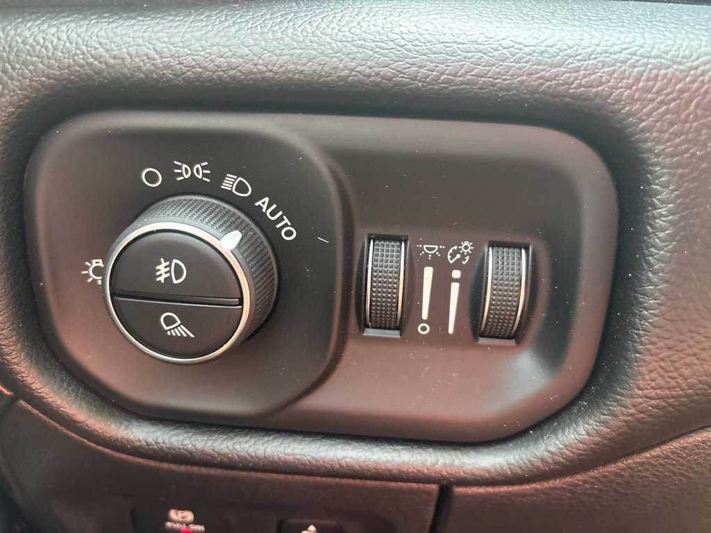 Used 2019 RAM 1500 Laramie AWD/4WD image 14