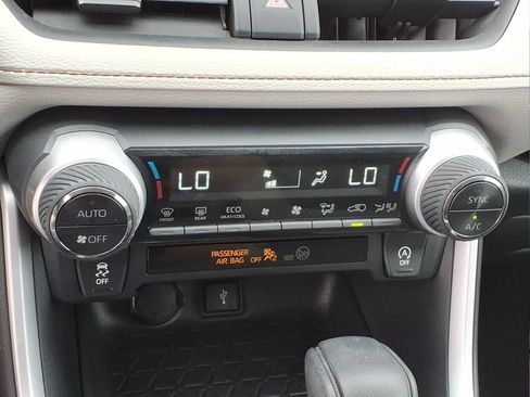 Used 2020 Toyota RAV4 XLE image 18