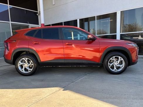 Used 2024 Chevrolet Trax LS w/ LS Convenience Package FWD image 2