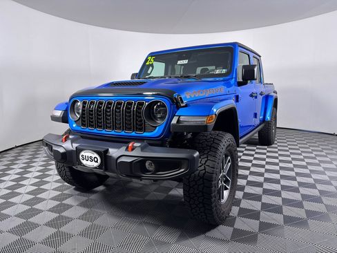 Used 2025 Jeep Gladiator Mojave w/ Convenience Group AWD/4WD image 17