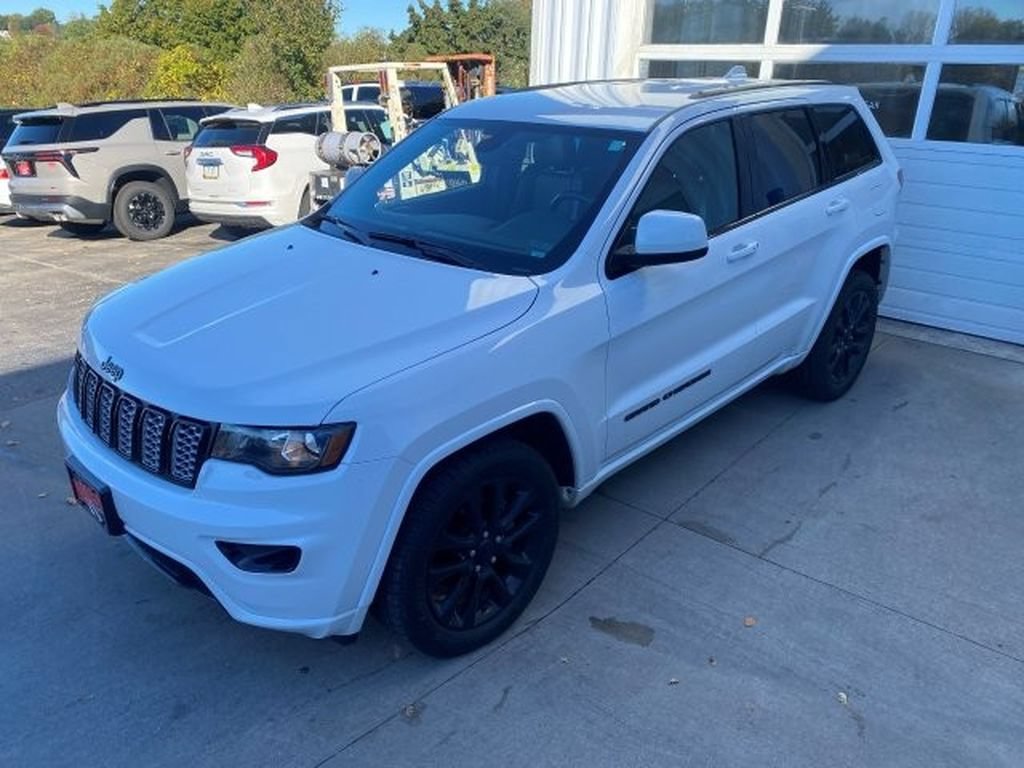 Used 2017 Jeep Grand Cherokee Altitude AWD/4WD image 1