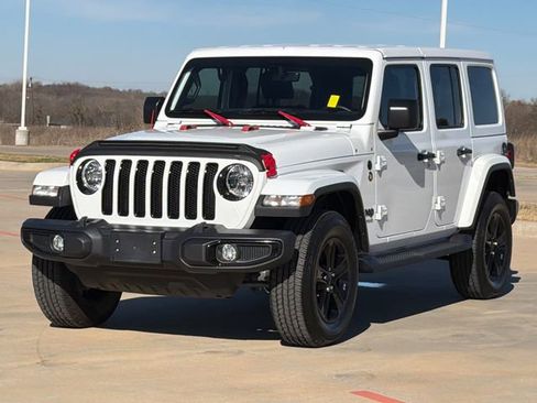 Used 2022 Jeep Wrangler Unlimited Sahara image 3