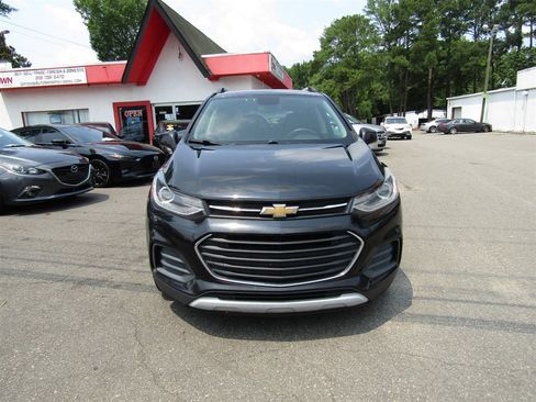 Used 2019 Chevrolet Trax LT w/ LT Convenience Package FWD image 2