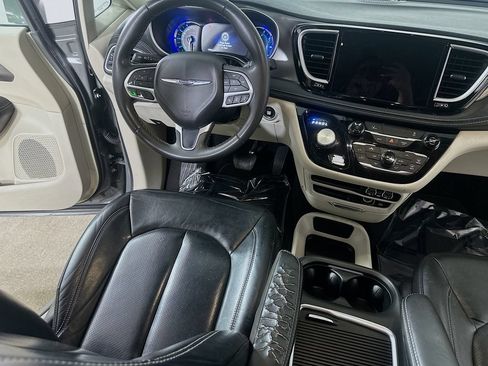 Used 2022 Chrysler Pacifica Touring-L FWD image 18