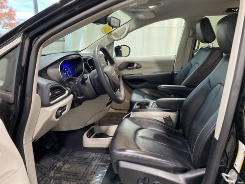 Used 2024 Chrysler Pacifica Touring-L image 10