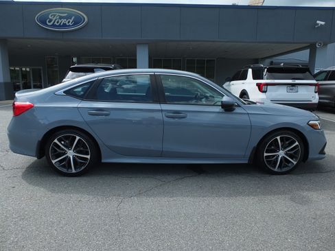 Used 2023 Honda Civic Touring image 2