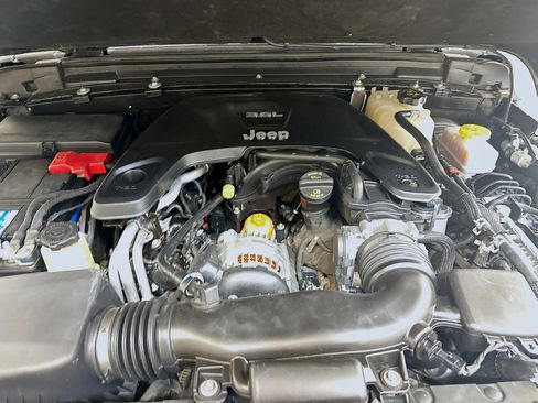 Used 2018 Jeep Wrangler Unlimited Sahara AWD/4WD image 34