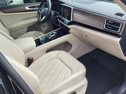 Used 2024 Volkswagen Atlas SEL Premium R-Line image 9