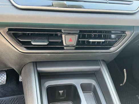Used 2025 Volkswagen Tiguan SE FWD image 19