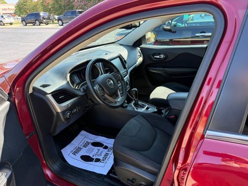 Used 2016 Jeep Cherokee Latitude w/ Comfort/Convenience Group AWD/4WD image 2