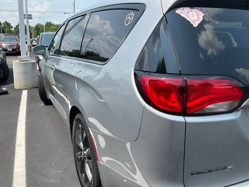 Used 2019 Chrysler Pacifica Touring Plus w/ Advanced Safetytec Group FWD image 8