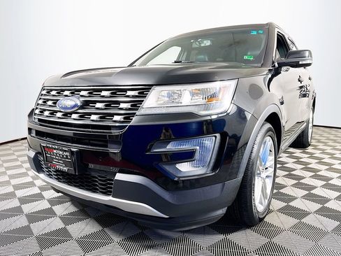 Used 2017 Ford Explorer XLT w/ Equipment Group 202A image 3
