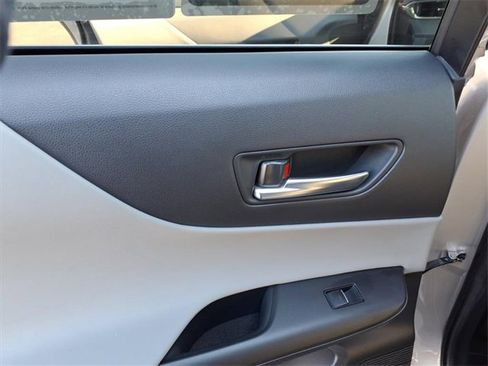 Used 2023 Toyota Venza LE image 6