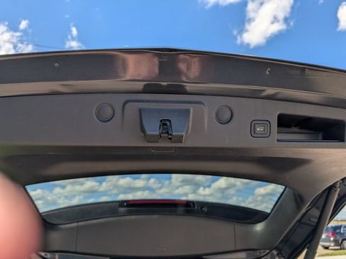 Used 2018 Chevrolet Equinox Premier FWD image 10