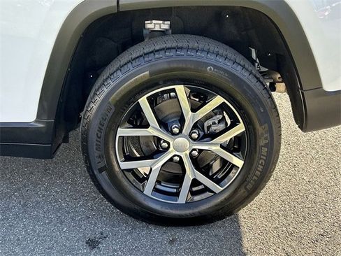 Certified 2024 Jeep Grand Cherokee Limited image 11