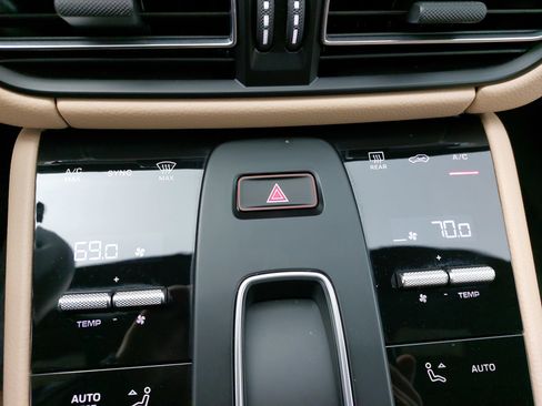 Certified 2025 Porsche Macan image 23