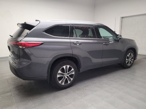 Used 2021 Toyota Highlander XLE AWD/4WD image 10