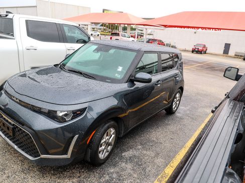 Used 2024 Kia Soul LX w/ Option Group 015 FWD image 3