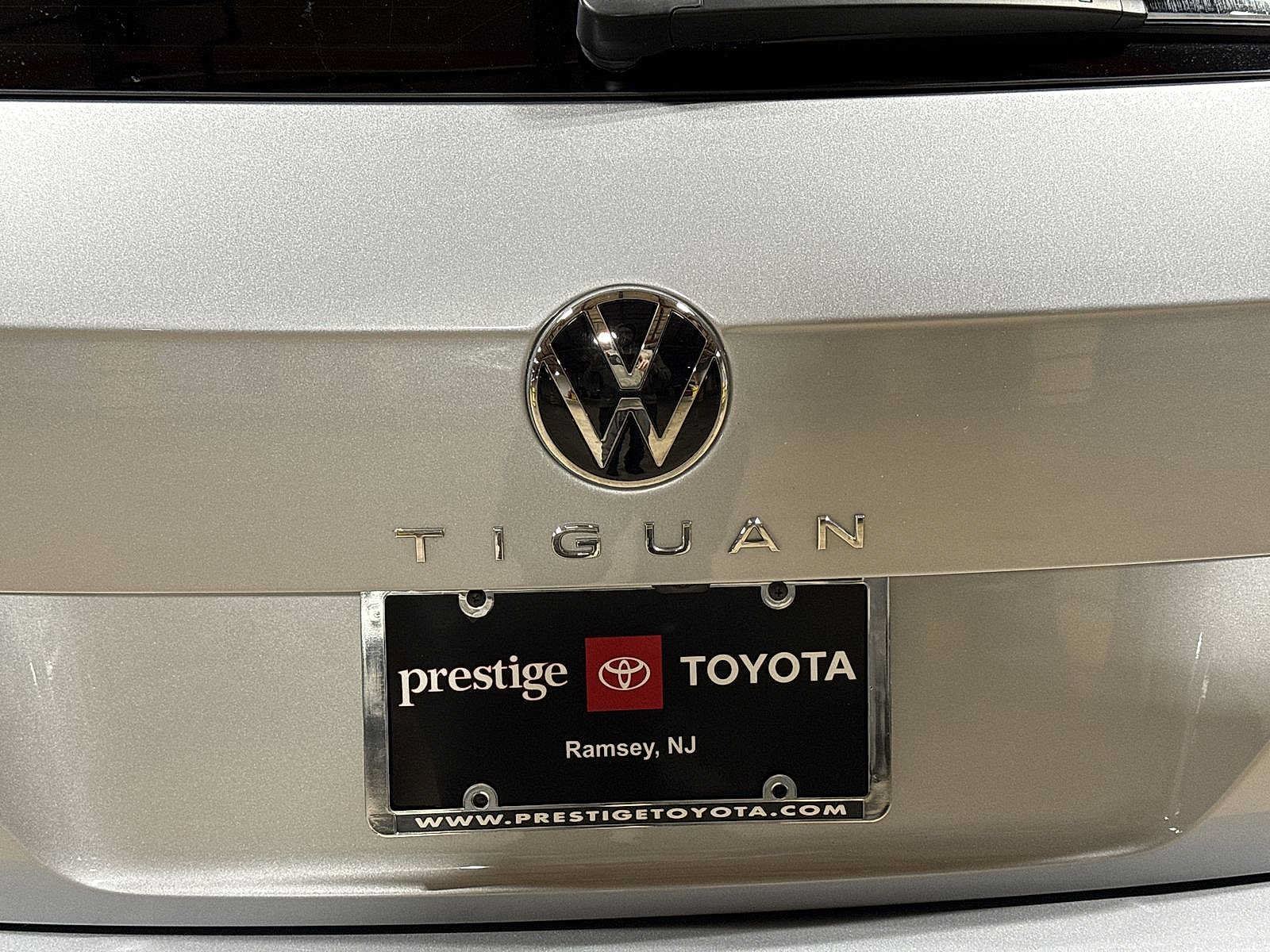 Used 2023 Volkswagen Tiguan SE w/ Panoramic Sunroof Package FWD image 26