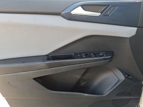 Used 2023 Volkswagen Taos SE w/ Panoramic Sunroof Package image 12