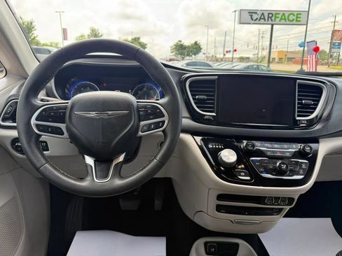 Used 2022 Chrysler Pacifica Touring-L w/ Uconnect Theater Family Group FWD image 32
