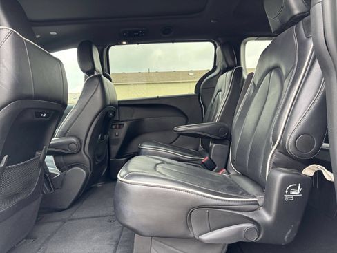 Used 2025 Chrysler Pacifica Limited FWD image 29