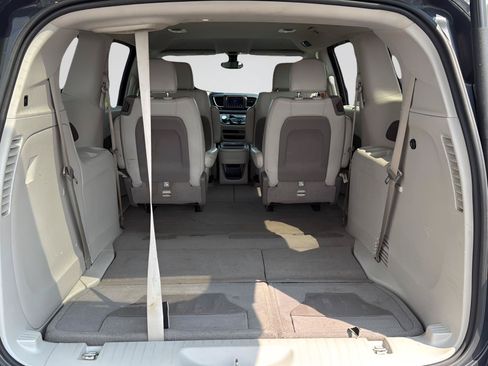 Used 2020 Chrysler Pacifica Touring-L FWD image 27