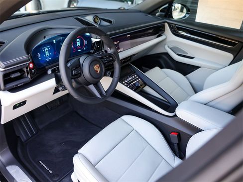 New 2025 Porsche Macan 4 Electric image 4