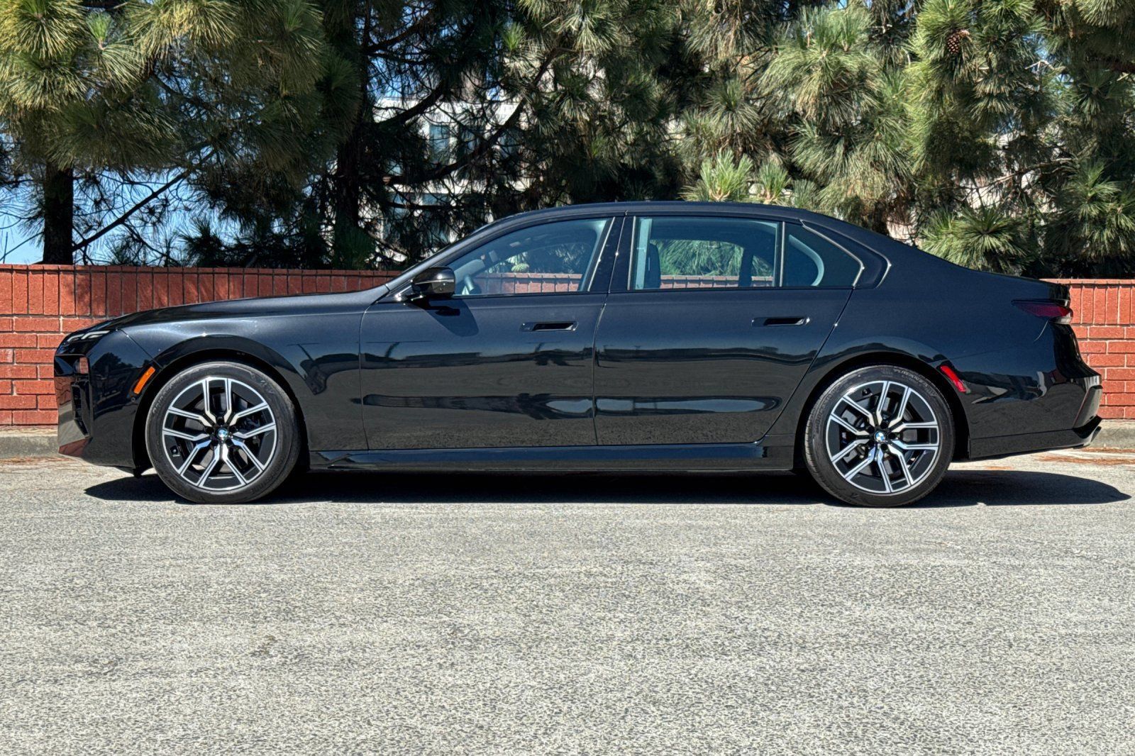 Used 2023 BMW 760i xDrive w/ Luxury Rear Seating Package AWD/4WD image 7