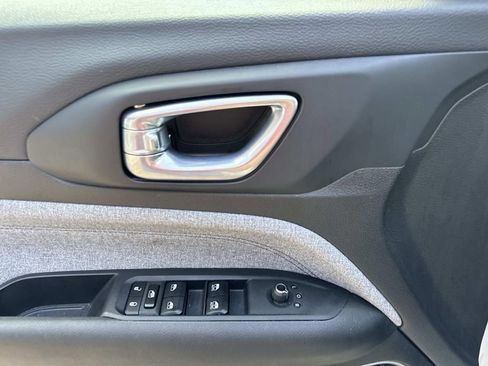 Used 2025 Jeep Compass Latitude AWD/4WD image 21