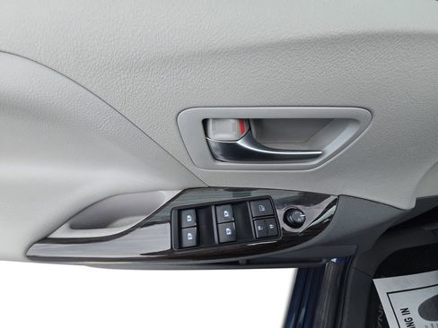 Used 2018 Toyota Sienna XLE image 22