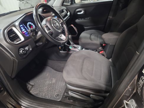 Used 2018 Jeep Renegade Latitude w/ Cold Weather Group image 12