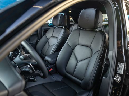 Certified 2026 Porsche Macan AWD/4WD image 5