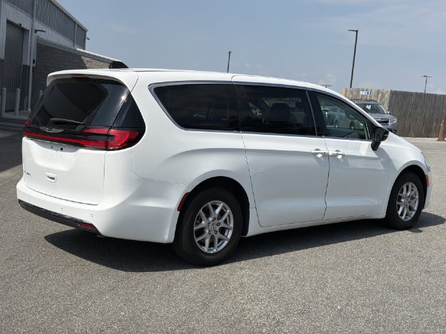 Used 2024 Chrysler Pacifica Touring-L FWD image 13