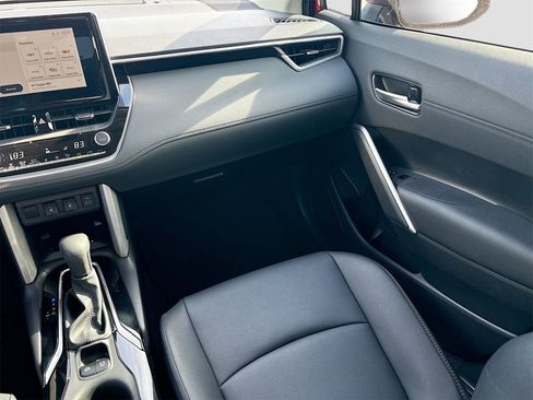 Used 2024 Toyota Corolla Cross XLE image 25