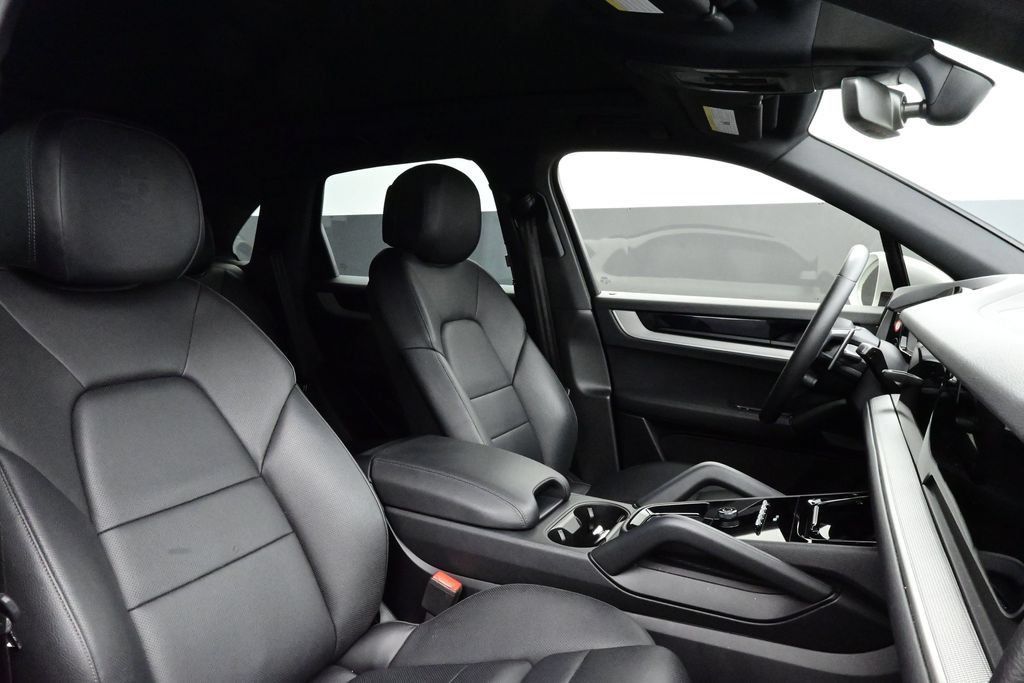 Certified 2025 Porsche Cayenne AWD/4WD image 18