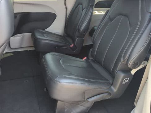 Used 2022 Chrysler Pacifica Touring-L AWD/4WD image 18
