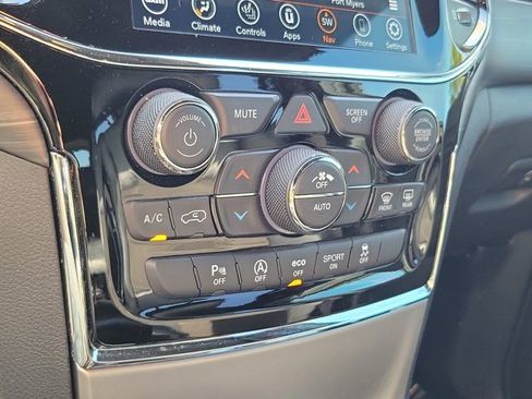 Used 2020 Jeep Grand Cherokee Laredo w/ Laredo X Package image 28