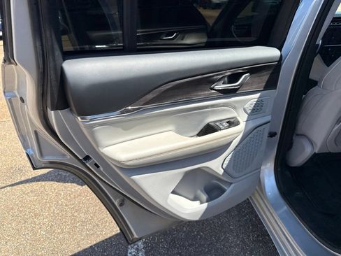 Used 2023 Jeep Grand Cherokee Overland RWD image 10