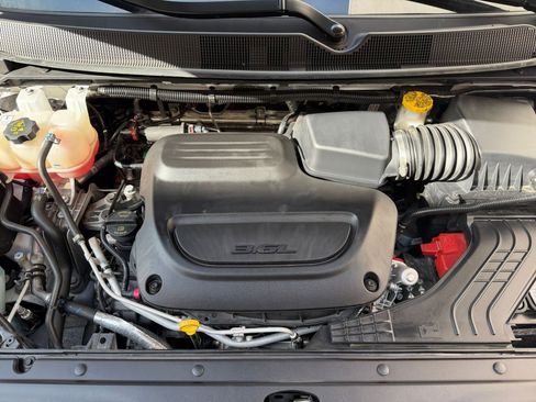 Used 2025 Chrysler Pacifica Select image 28
