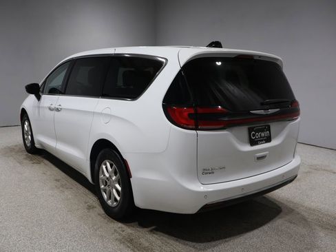 Certified 2024 Chrysler Pacifica Touring-L image 6