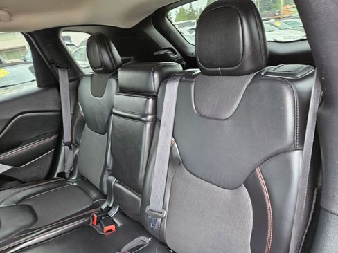 Used 2018 Jeep Cherokee Trailhawk AWD/4WD image 14