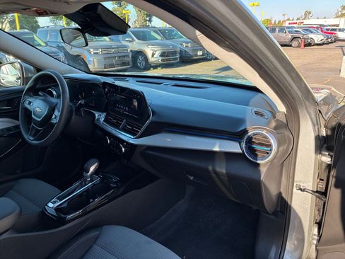 Used 2025 Chevrolet Trax LT image 34