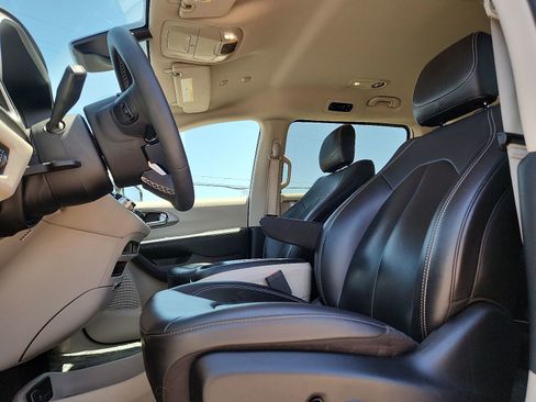 Used 2024 Chrysler Pacifica Limited FWD image 12